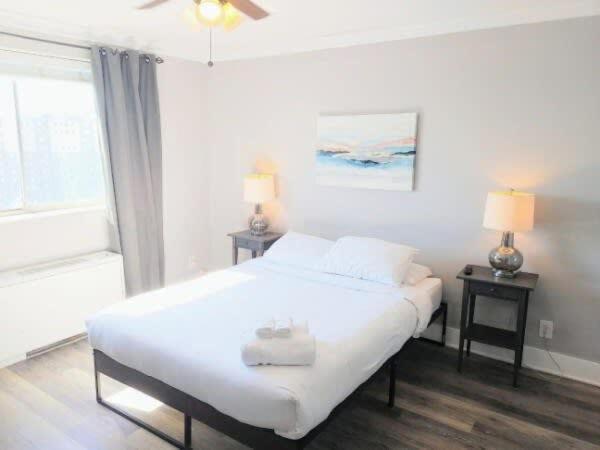Downtown 18th FL! City View& Onsite Parking LM1807